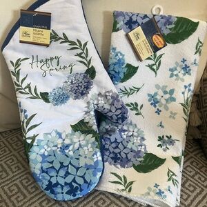 New Home Collection Floral Blue/White Oven Mitt & Kitchen Towel.